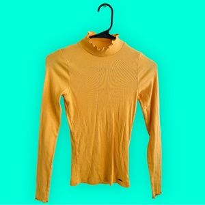 Hollister yellow long sleeve slim tee size s